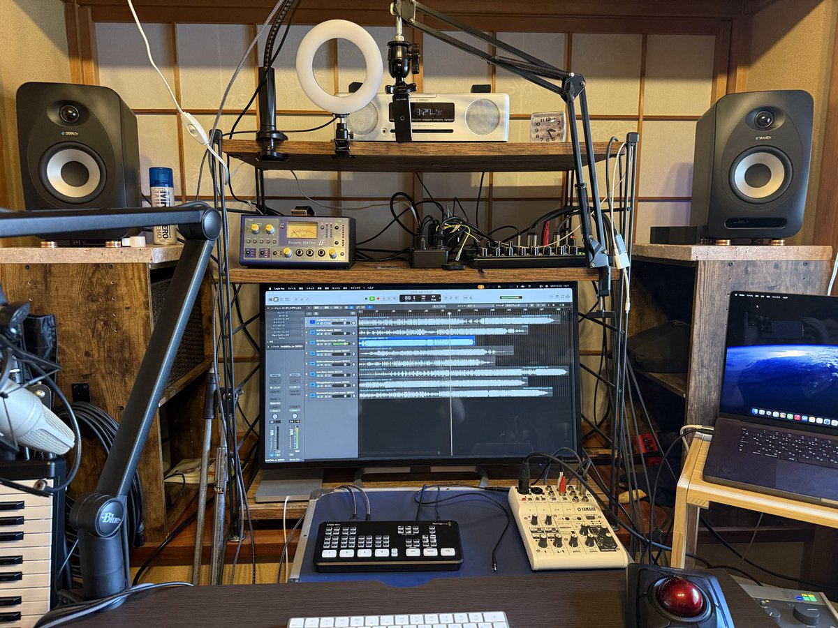 kigarakuda's tweet photo. 8曲できた！新しい音源、リテイク音源
仕事部屋でマスタリング後の音を確認中
やるだけやったなぁ、これで6月のツアーに持って行けるよ
さぁ、ツアーの準備しよ〜 https://t.co/zIBn04aHMh