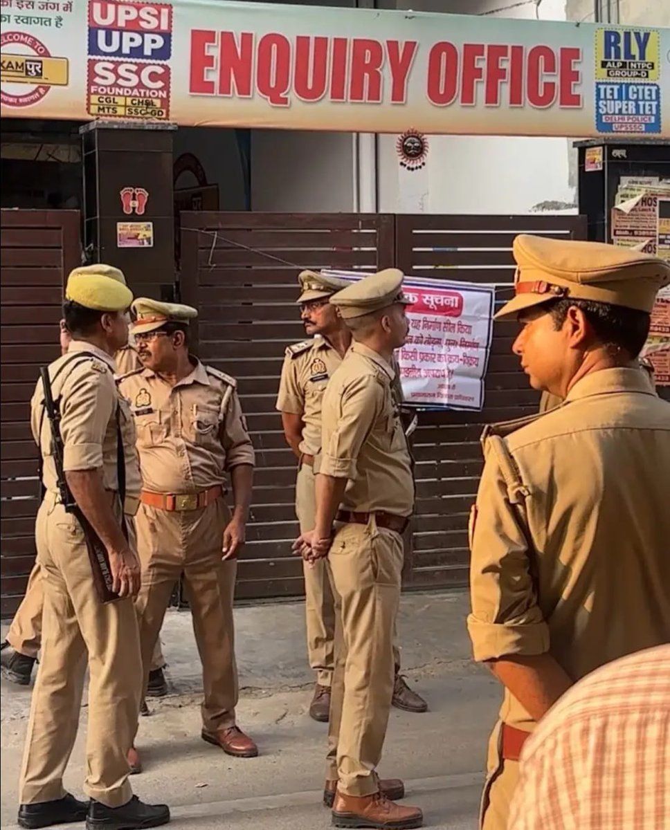 Supadhyaypt's tweet photo. यह छात्रों और शिक्षकों का वह इंकलाब है जो किसी के रोके नहीं रुकेगा।
"सरफ़रोशी की तमन्ना अब हमारे दिल में है,
देखना है ज़ोर कितना बाज़ू-ए-क़ातिल में है!" ✊🔥
#StandWithPrayagrajTeachers #UPPoliceConstable #PaperLeak #StopTargetingTeachers #YogiAdityanath #छात्र_शक्ति_ज़िंदाबाद https://t.co/sdQGBaL0aw