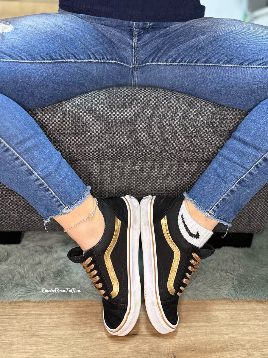EmelieBornToRun's tweet photo. Bonjour…. Auf geht’s zum Brunchen nach Basel… 🇨🇭 Habe soooo Hunger 🤤 was macht ihr heute Vormittag?

#sonntag #sunday #basel #brunch #lolita #teen #teenagegirls #emelie #vans #jeansgirl #noslip #noknickers #fusskettchen https://t.co/MXebV3SxJj