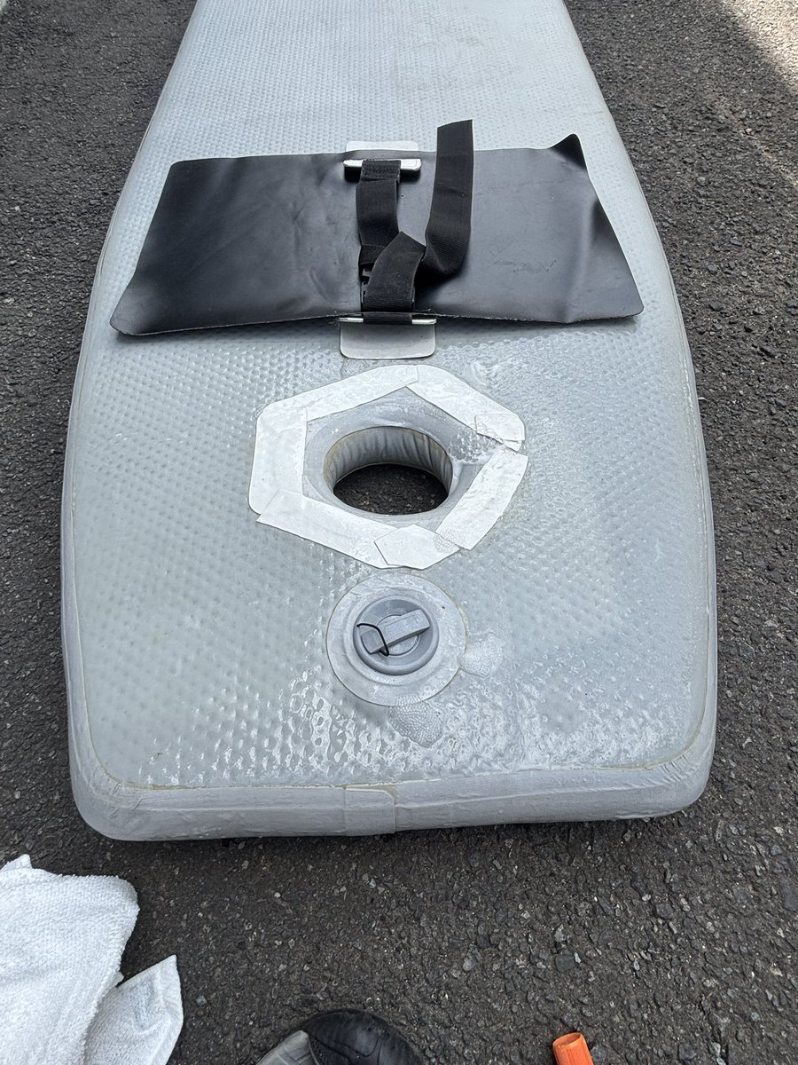 ABECHANNELS's tweet photo. ゴムボートのエアフロア？がすぐに空気なくなってたので、穴探しと補修…

ボートも穴探しして補修済み…
たくさん補修すると、愛着湧いてくる（笑）

あと5年は使いたい… https://t.co/IfinABeId4