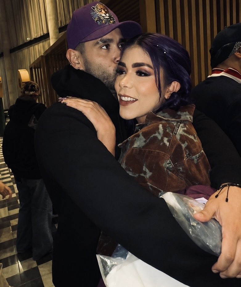 ComunidadTebiB's tweet photo. Tebi abrazo a Alexa obvio está en placa y quiere votos🤣🤣 a caray si ya acabó 🤡🤡
#LaCasaDeLosFamososCol3 https://t.co/TjOsnwpMqL