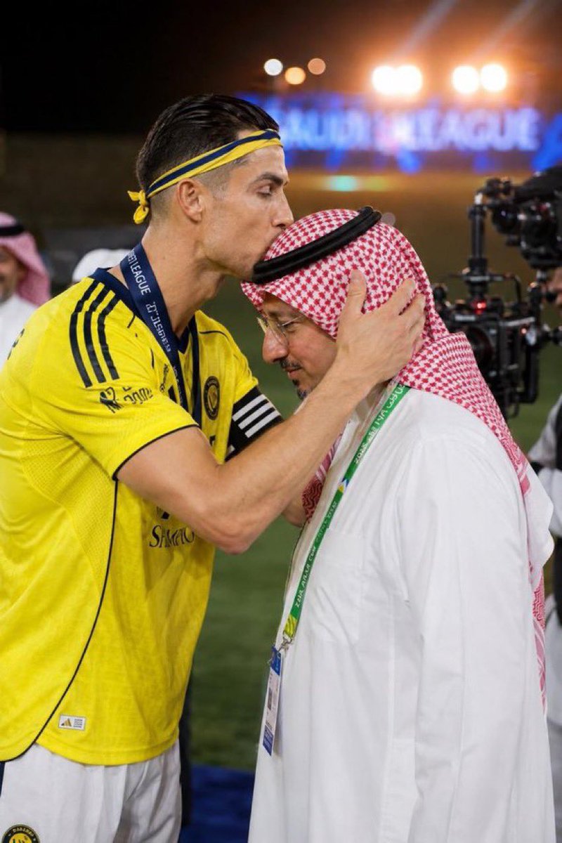 xxx1435dd's tweet photo. @a_alfreh البيب بالإشارة يفهمو 
إشارات كرستيانو يقول جمعنا نقاط من هنا وهناك ونتهت بالبطولة من هذا الملعب 
اتحاد القدم ولجنة الحكام كانت بالمرصاد للمنافسين من أجل الدون الذي احمرة عينينه من البكاء وهو في هذا العمر وتوجها الدون بقبله على رأس رئيس اتحاد القدم 
قبل الراس وخذ الكاس 
👑🏆🏆👑 https://t.co/Uk8sJGiN3Z