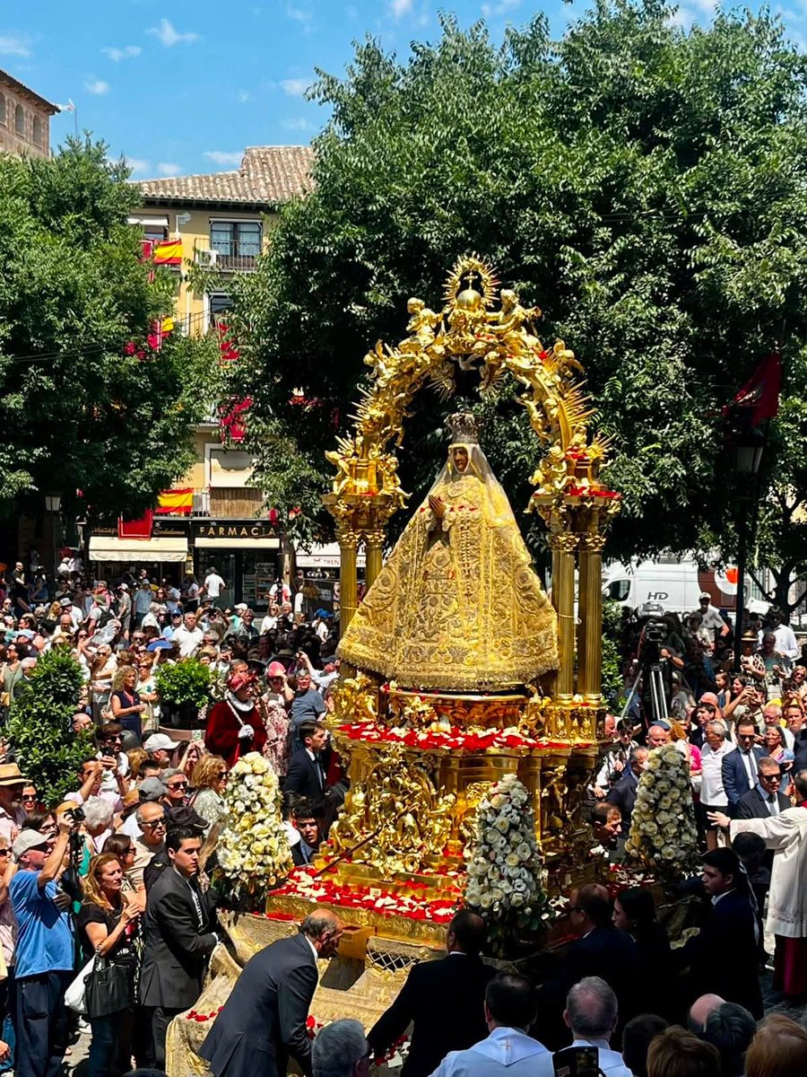 CapillaToledo's tweet photo. Toledo se vuelca con el Centenario de la Coronación de la Virgen del Sagrario.  Cantores de nuestra Capilla se unen a la masa coral dirigida por don Jaime León, maestro de capilla de la Catedral de Toledo @SICP_de_Toledo https://t.co/Zf2PSqQbJt
