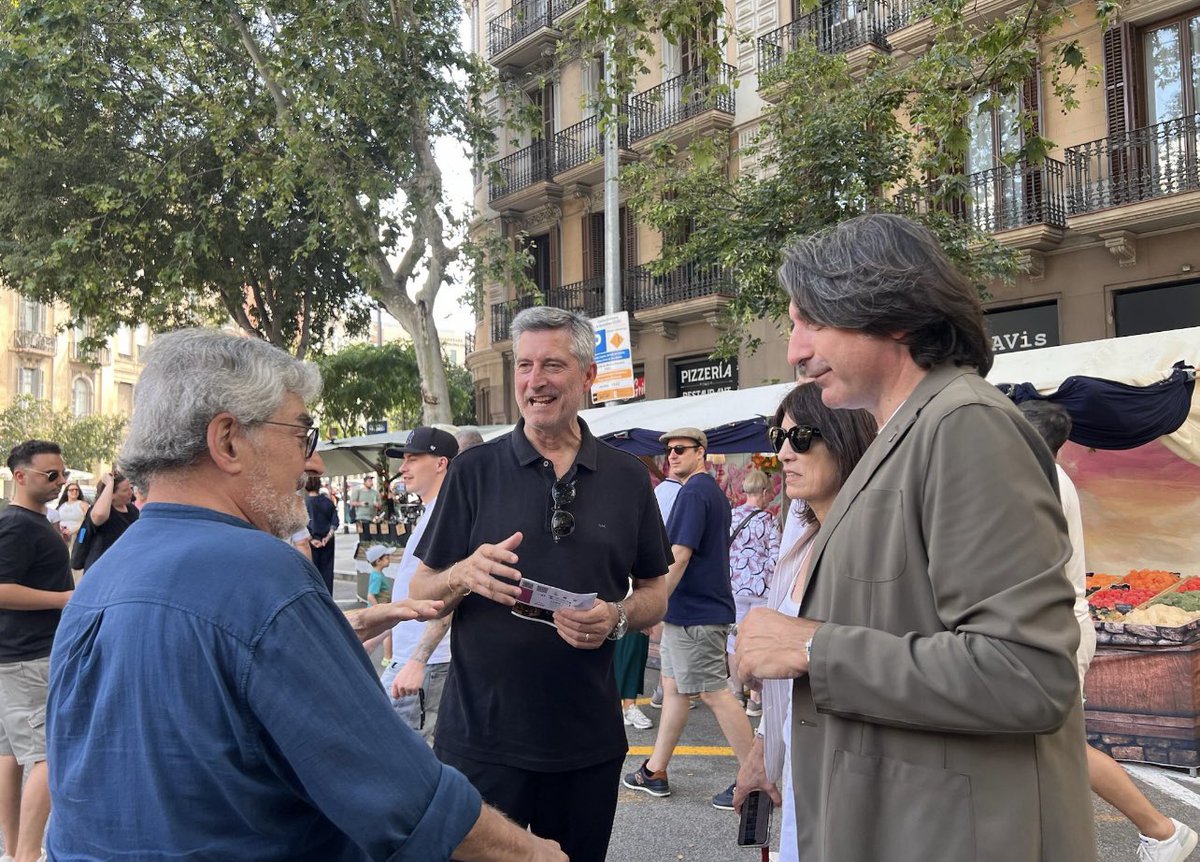 jmartigalbis's tweet photo. Des de @Junts_BCN continuem treballant pel canvi a la capital, fent equip amb els companys de @JuntsXCat a Vilafranca, amb els de @JxCatEixample a la Fira Modernista de la Dreta de l’Eixample @CorEixample i amb @JuntsXCatSSTG a la Mostra de Comerç de Sant Gervasi #Barnavasi https://t.co/6hgk8dXEmQ