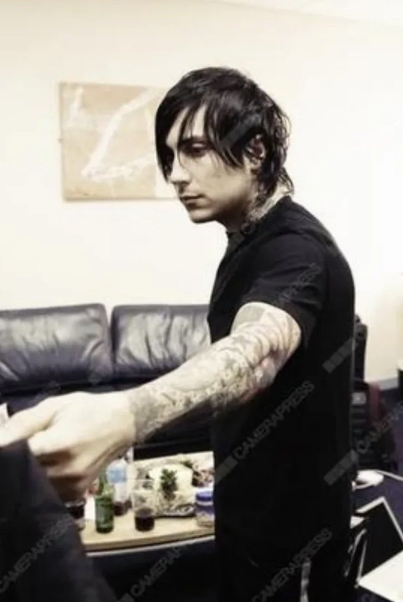 hesitanttailen's tweet photo. te amo tanto frank iero tbp tenés mi corazón servido en bandeja de plata https://t.co/MZgipIby5n