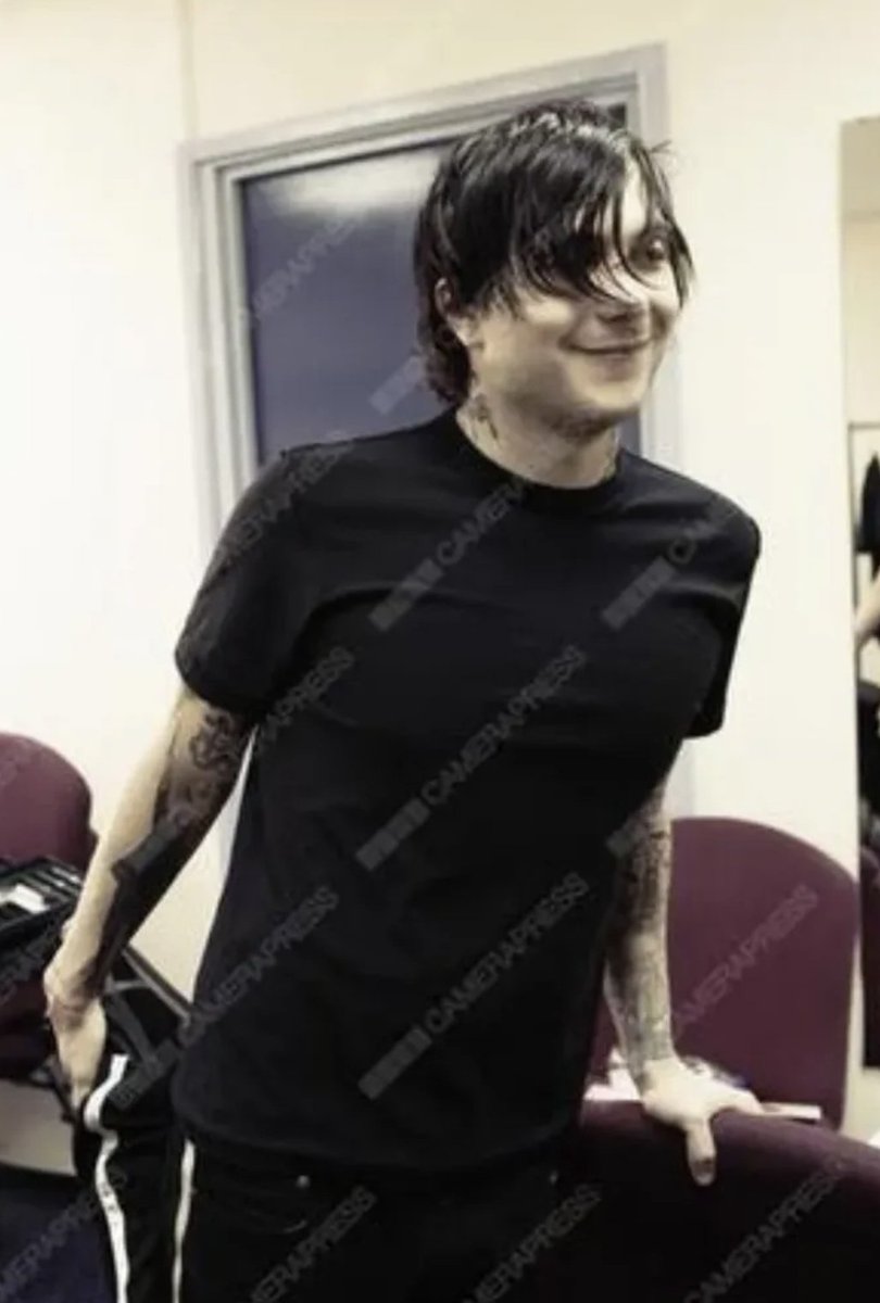 hesitanttailen's tweet photo. te amo tanto frank iero tbp tenés mi corazón servido en bandeja de plata https://t.co/MZgipIby5n
