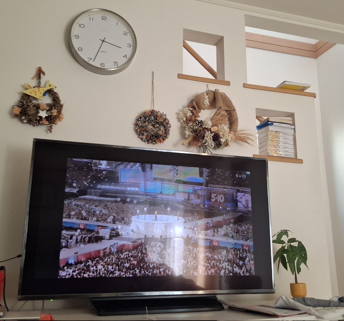 yareba_owaru's tweet photo. このコンサート(5×10国立競技場)岸くんが出てたんだねとか思いつつ、つい見ちゃう https://t.co/Iz4GoNG4qV