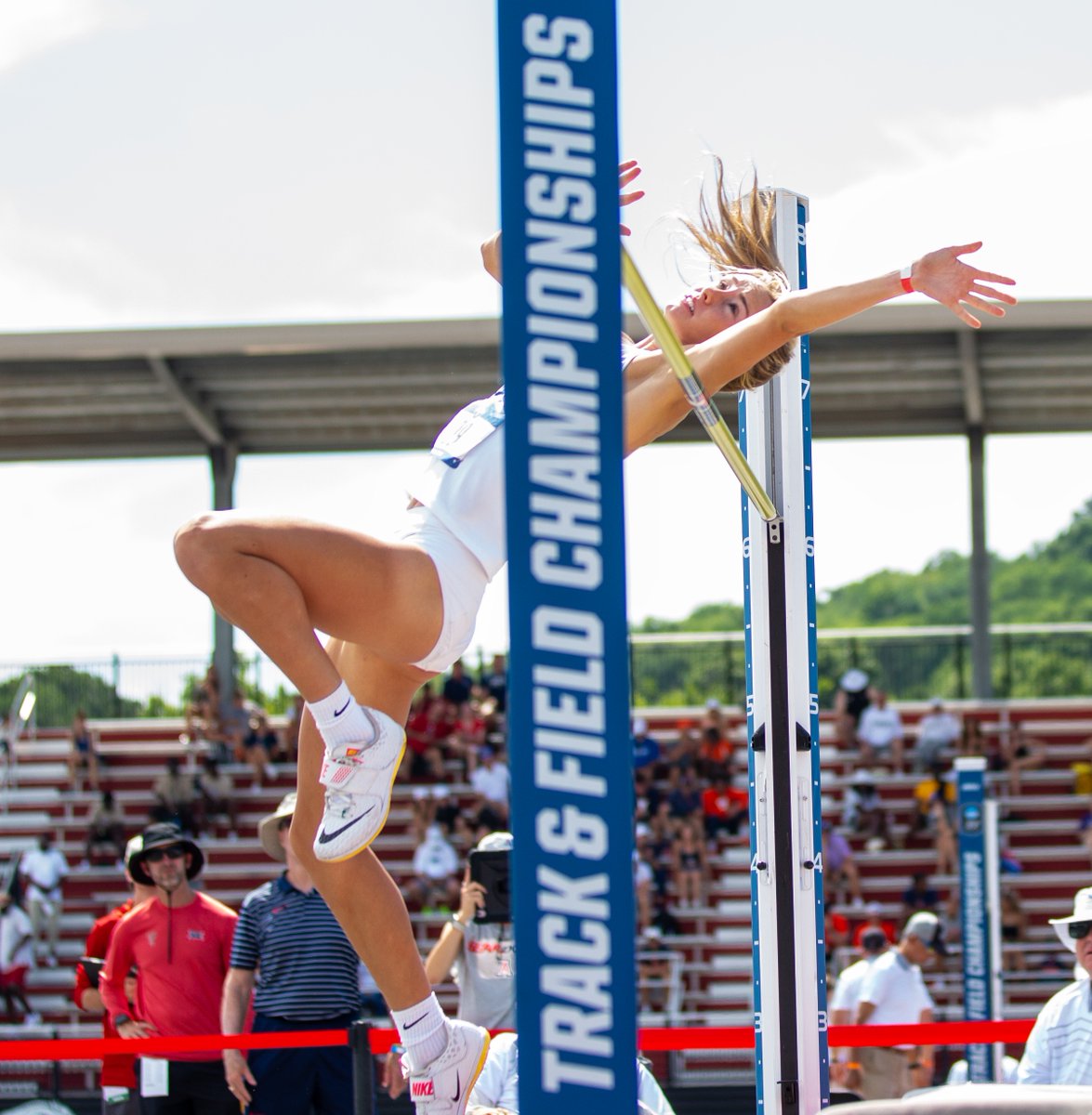 ArizonaTrack's tweet photo. 𝗡𝗘𝗫𝗧 𝗦𝗧𝗢𝗣 ➡️ 𝗘𝗨𝗚𝗘𝗡𝗘✈️

Emma Gates punched her ticket to the NCAA Championships tying for 11th place with a 𝗦𝗘𝗔𝗦𝗢𝗡 𝗕𝗘𝗦𝗧 finish in the high jump at West Regionals with a jump of 1.87m (6-1/2).

#BearDown https://t.co/Dx3ooEujxX