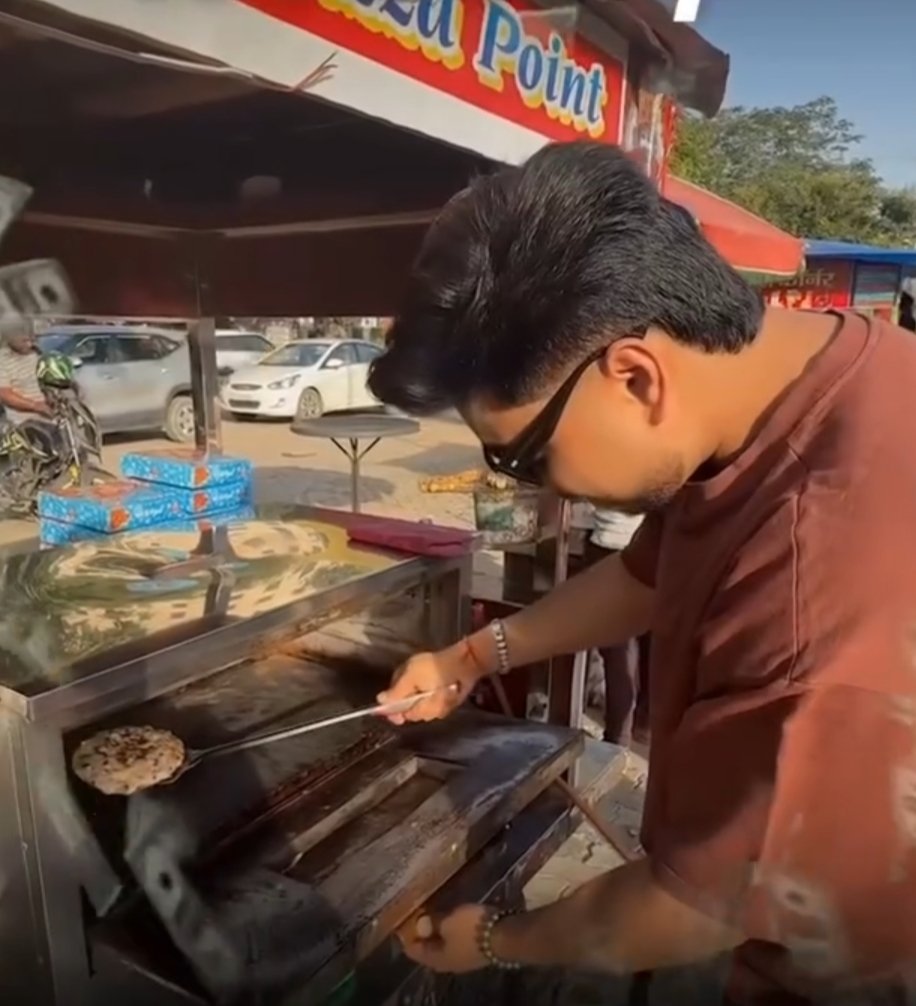 CountryGulshan's tweet photo. Boy: Brother, is this pizza stall yours?

Shopkeeper: Yes, brother, it’s mine.

Boy: How much did it cost to set up?

Shopkeeper: Around ₹73,000.

Boy: Oh… and how many pizzas do you sell in a day?

Shopkeeper: About 25–30 small pizzas and 10–15 large ones.

Boy: What’s the price of a small pizza?

Shopkeeper: ₹60–₹70.

Boy: So, if 25 small pizzas are sold, that’s around ₹1,750 in sales.

Shopkeeper: Correct.

Boy: And the large pizzas?

Shopkeeper: ₹100–₹125 each.

Boy: Then 10 large pizzas would add another ₹1,000 or so.

Shopkeeper: Yes… roughly ₹2,750 total sales for a day.

Boy: Sounds like good earnings!

Shopkeeper: There’s a big difference between sales and profit, brother.

Boy: Oh… so how much profit is actually left?

Shopkeeper: After ingredients, rent, gas, electricity, and other expenses… around ₹500–₹600 a day.

Boy: So about ₹15,000–₹20,000 a month?

Shopkeeper: Yes, somewhere around that. And that’s only from the stall — event orders and bulk bookings are separate.

Boy: So, with a ₹73,000 investment, earning ₹20,000 a month is possible?

Shopkeeper: If you’re ready to work hard and the location is good… yes, it’s possible.

Boy: Wow… from the outside it looked like just a small roadside stall, but the calculations behind it are much bigger.

Shopkeeper: Brother, people notice the earnings… but they don’t see the reality behind them — standing for hours, working in front of a hot stove, dealing with heat, rain, long days, and constant pressure.

Boy: True. A ₹500–₹600 daily profit sounds simple… but behind it lies an entire day of hard work.

Sometimes, small stalls teach a big lesson: every income has a story of effort behind it.