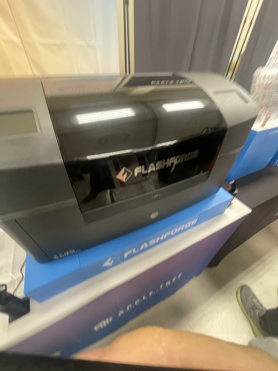 pscmps's tweet photo. フルカラーインクジェット3Dプリンタ
日本での発売はもう少し先7月か秋位
サポートは水で溶ける
高さは100mm位まで
7〜80万円位で100万は切るそう
匂いとかも気になりますね
 #JRRF2026 https://t.co/YlXB5PM7Eb