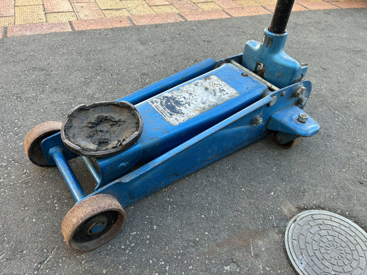 axis17GRB's tweet photo. フロアジャッキ欲しい人いる？

古くて側ちょっと汚めだけど、動作は問題なし、上げる下げるバッチリです！
車輪も錆びてるけど動きはスムーズな感じ。
軽く洗って乾かしておきました！
直接取引4000円くらいで引き取ってくれると嬉しいです✨ https://t.co/31wtZDWm99