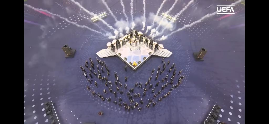 GeppoErfolle's tweet photo. Solo a me capita di vedere il solito messaggio "massonico" nascosto, ad esempio nella forma di questo palco visto dall'alto durante la fiinale di ieri?
#uefa
#ChampionLeague https://t.co/4Ur6ffUdTl
