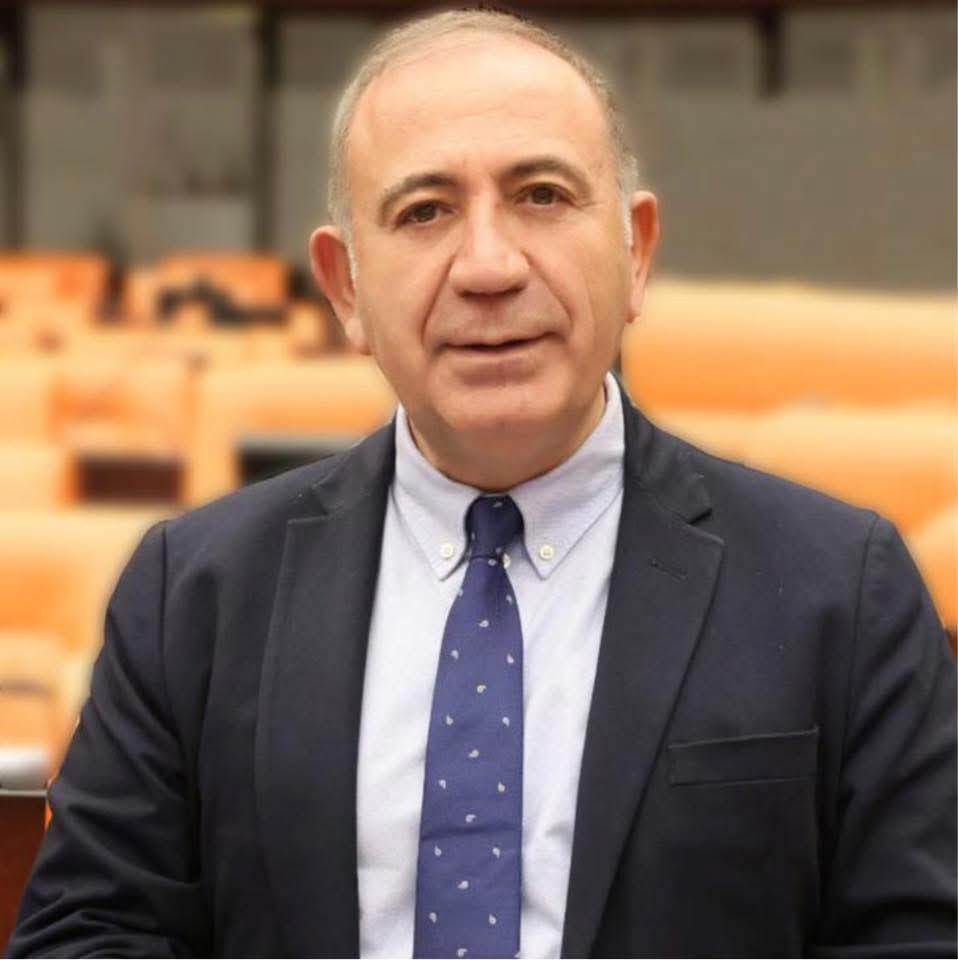 gtr235332454098's tweet photo. Kadıköy Belediyesi'ndeyken bir arsa yolsuzluğu nedeniyle mahkum olan, çaycılıktan milyarderliğe ulaşan, Çırağan Sarayı'nda kızı yaşındaki biriyle evlenen bu rezili yanına alıp bize ahlak, namus, dürüstlük dersi verenlere bizler inanmıyoruz... https://t.co/lDWGBDzJrT