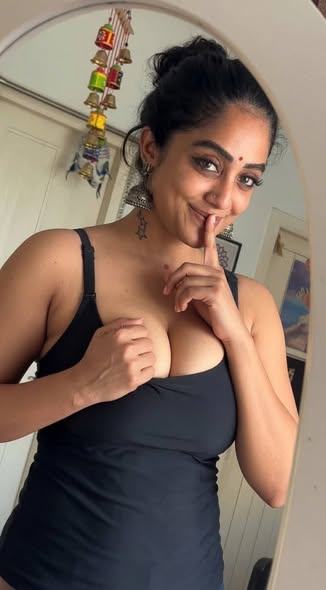 BalaManiPotachi's tweet photo. Pottachi Me : Night thanni kudika kitchen room vandha appo yaroo kitchenla olinjiruka mathiri irundhuchu yarunu light adichu paathaa vaatta sattama oru ambala (thirudan) Kaila kathioda

( naa apo cross dress vera panniruka bra and panty mattum)

திருடன் : yei katthadha katthuna kutthiruven

Pottachi Me : yaru da nee unnaku enna Venum pls ennala katha kuda mudiyathu neeum mattuva naanum mattuva 

திருடன் : un veetla thirudalam nu dhan vandhen aana porul vera veetla thirudikiren Aana unna maari oru kolutha pottaiyaa na ippove okanum di shh enna potta odambu d

Pottachi Me : aahh naa kattha maaten veetla porul la laam eduka dha plzz unaku naan dhana Venum nee soldra mathiri seiren 

திருடன் : kuninju ooo potta kundiya katti padu iniku unna oothu kanji kudika vaikama pogamata vaa oo room pogalam
