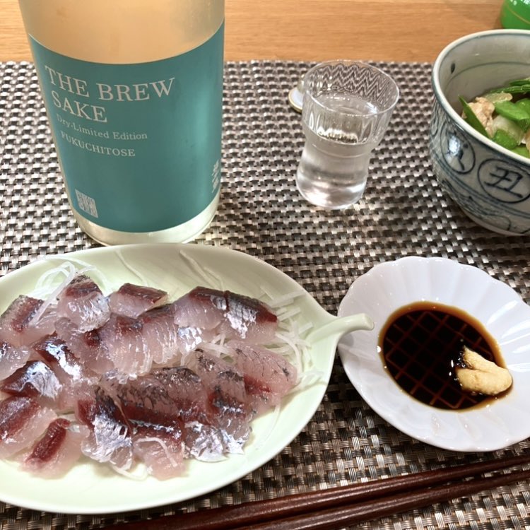 fukuchitose's tweet photo. 5/31【先日の杜氏の晩酌🍶】
昔から好きなトビウオの刺身が売っていたので、迷いなく購入🐟
トビウオは生姜醤油ですかね。お酒は夏向きのBREW🍶旨いっ👍

https://t.co/kw0inJ3Ox5

#福千歳 #fukuchitose #杜氏 #晩酌 #トビウオ！ https://t.co/ezFErqVg5i