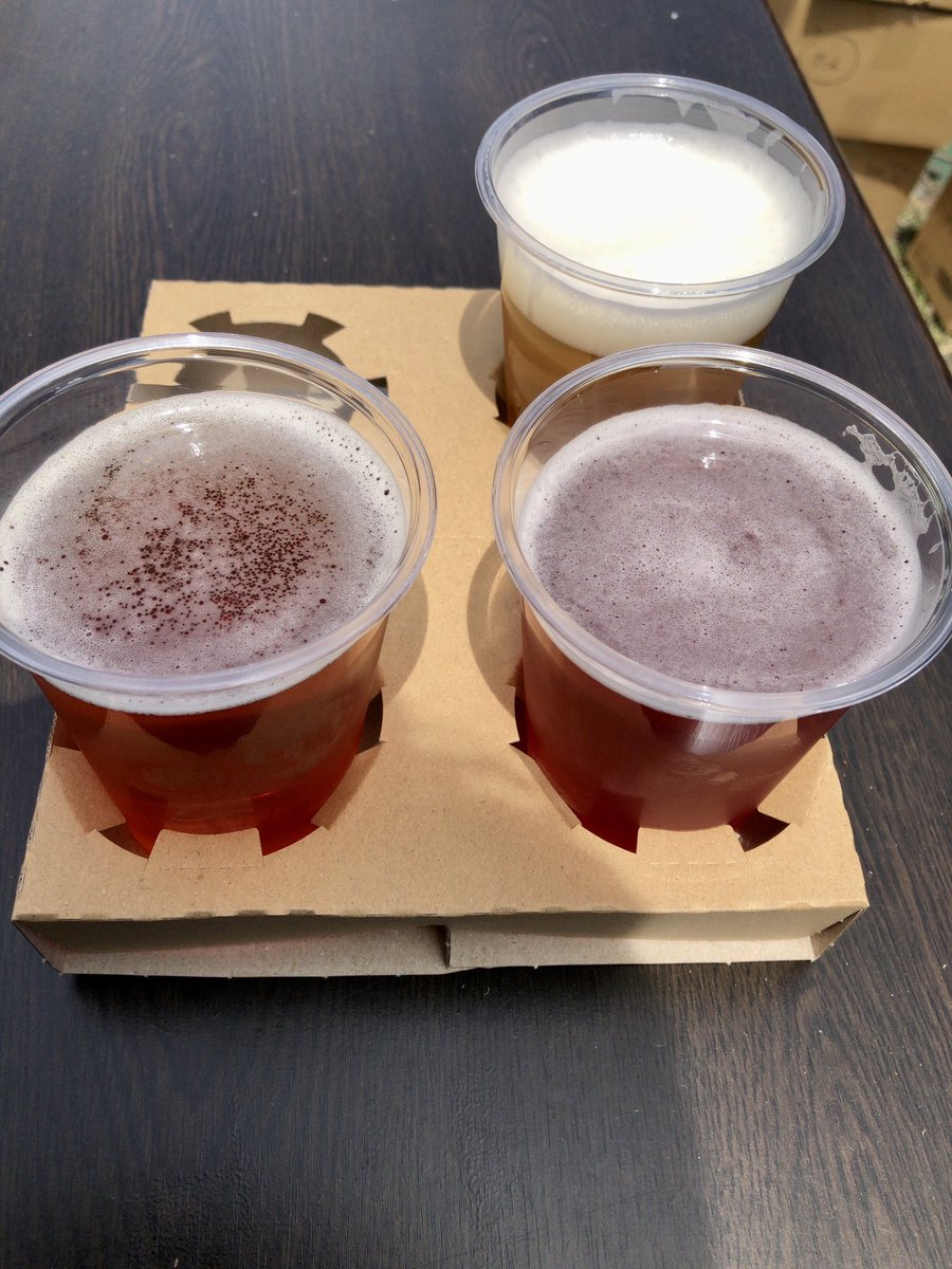 qZZrB9xtthIGFlY's tweet photo. 坂城駅前葡萄酒祭2026

戸倉駅にて樽ハイで喉を潤してか葡萄酒祭へ伺うため坂城駅へ🚃
開店前からかなりの来客❗️
そして日射し強くて暑い☀️🥵
なので葡萄酒祭だけど長野ブルワリーさんの🍺3種飲み比べセットを
フルーティーなクラフト🍺に合わせるのはの2014年肉汁祭ギョーザvsからあげグランプリで日本一となったボンドオブハーツさんの山賊焼き‼️
特製タルタルソースがかかった山賊焼きは熱々サクサクで🍺が進む😆
葡萄酒祭なので🍷も飲まないと😅

赤はガクファームさんのメルロ、白は楠わいなりーさんの桜/シャルドネスパークリング
合わせるのはチーズの樹さんの3種チーズ🧀
🍷に🧀は盤石です😋
暑いけど昼からいい気持ちとなりました🤣