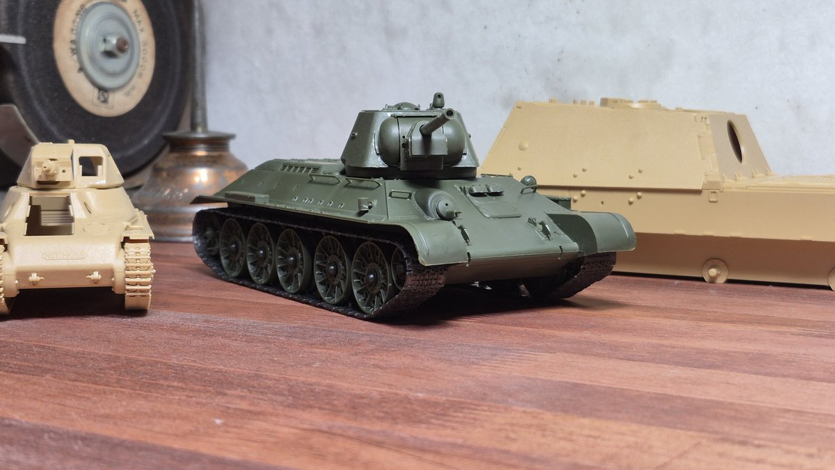 t287tp's tweet photo. T34/76　シングルモータライズ

旋盤のおかげで起動輪やファイナルギアハウジングの加工が綺麗にできた https://t.co/pLE3xhAyut