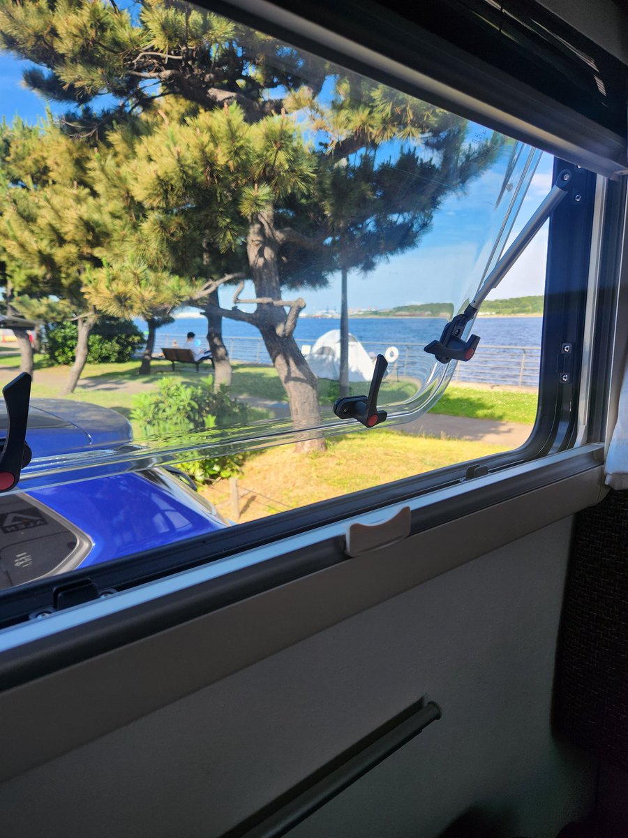 sanoatu's tweet photo. 友人はお散歩に行かれたようですが私はもう少し海を眺める休日を満喫したいと思います😆😆 https://t.co/ElIRBJbigu