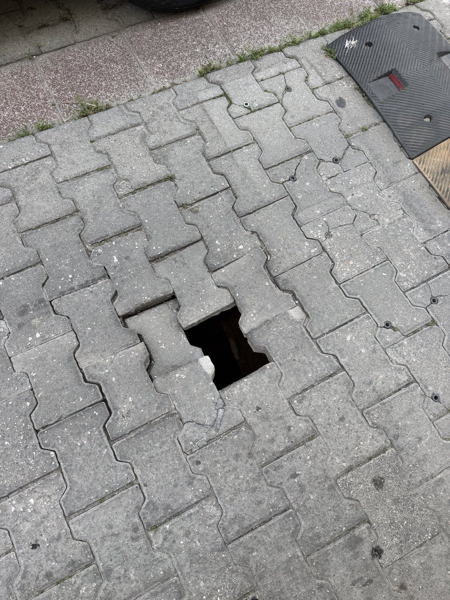 devranuluant's tweet photo. @kadikoybelediye Kadıköy moda Caferağa mahallesi Hüseyin Bey Sokak bitiminde yol çökmüş biri düşmeden ilgilenir misiniz https://t.co/1GizMRy6EI