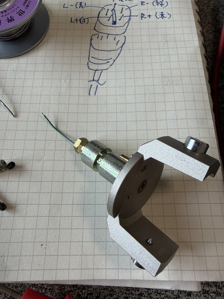 7N3TFI's tweet photo. #DP-55M 買いました。正常品として買ったのですが、試してみると回転は正常で��が、アームを動かすとガサガサとノイズが出ます。結局トーンアーム全部バラしてアース線がアーム内部を通る線と軸の穴から出ているアース線と2本有ることが判りDINコネクタで両方繋いで無事治りました。 https://t.co/b5w2BlugFo