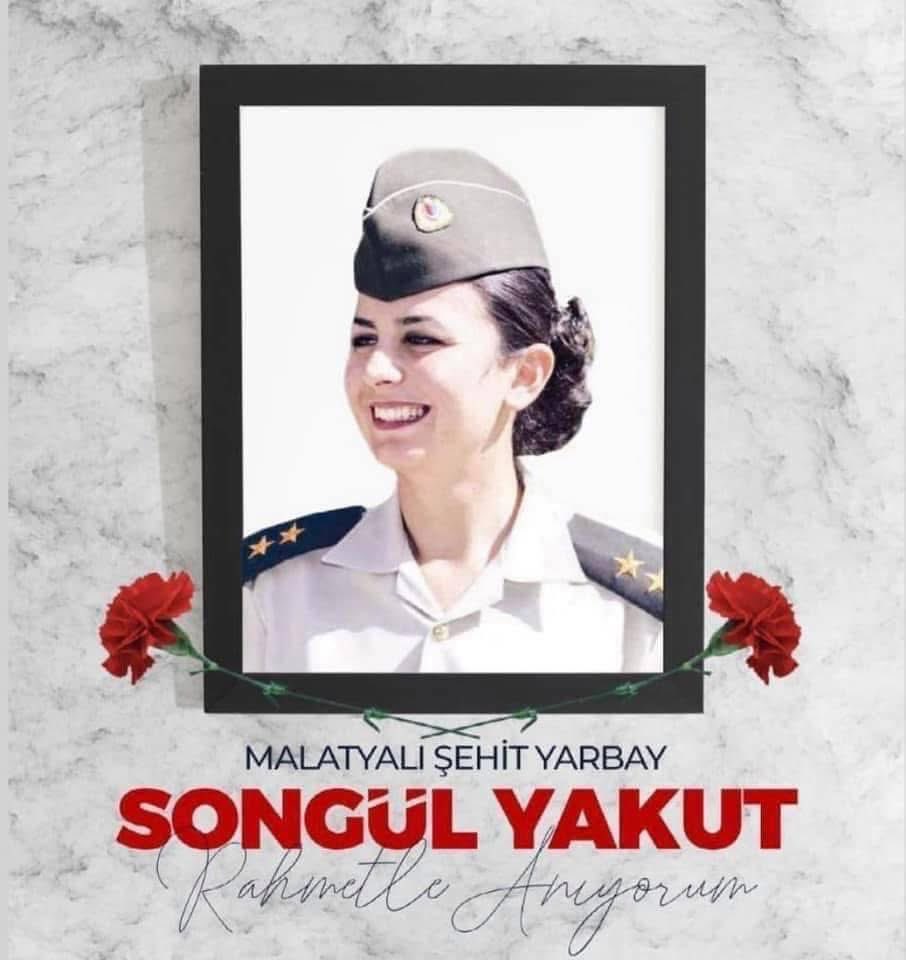 ibrahim_aygn's tweet photo. Gülüşünü solduranlar kahrolsun 

31 Mayıs 2017'de #Şırnak'da meydana gelen helikopter kazasında şehit olan Türkiye’nin ilk kadın Jandarma komutanı olan hemşerimiz Yarbay #SongülYakut ‘u ve tüm şehitlerimizi rahmet ve minnetle anıyorum. 
Ruhları şad olsun. 🇹🇷 https://t.co/mlZCxUotlp
