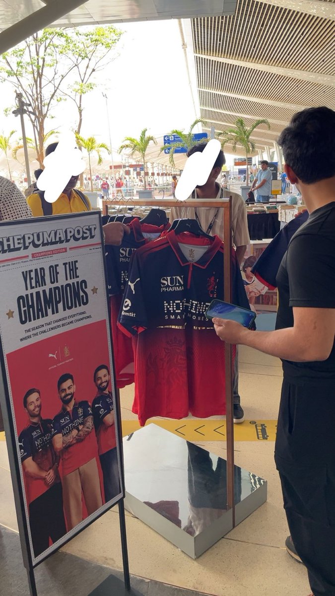 rdsonn's tweet photo. As soon as i landed in Ahmedabad #RCBvsGT #IPLFinals https://t.co/4SxsGRdBML