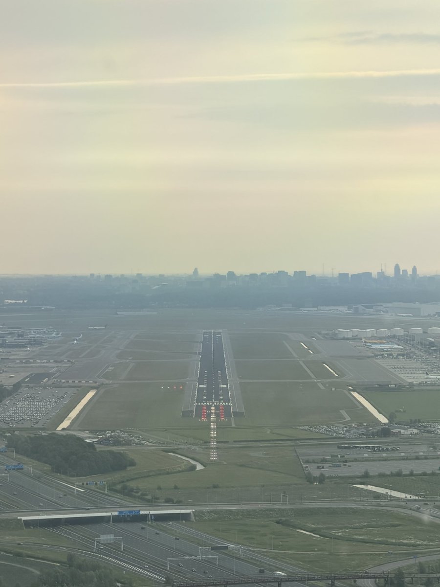 MarcMabelis's tweet photo. Back on base. #KLM662 IAH-AMS. Safe and sound. Niet zo mooi als de foto van @FrankBoermans, maar toch. https://t.co/seobUznQPH