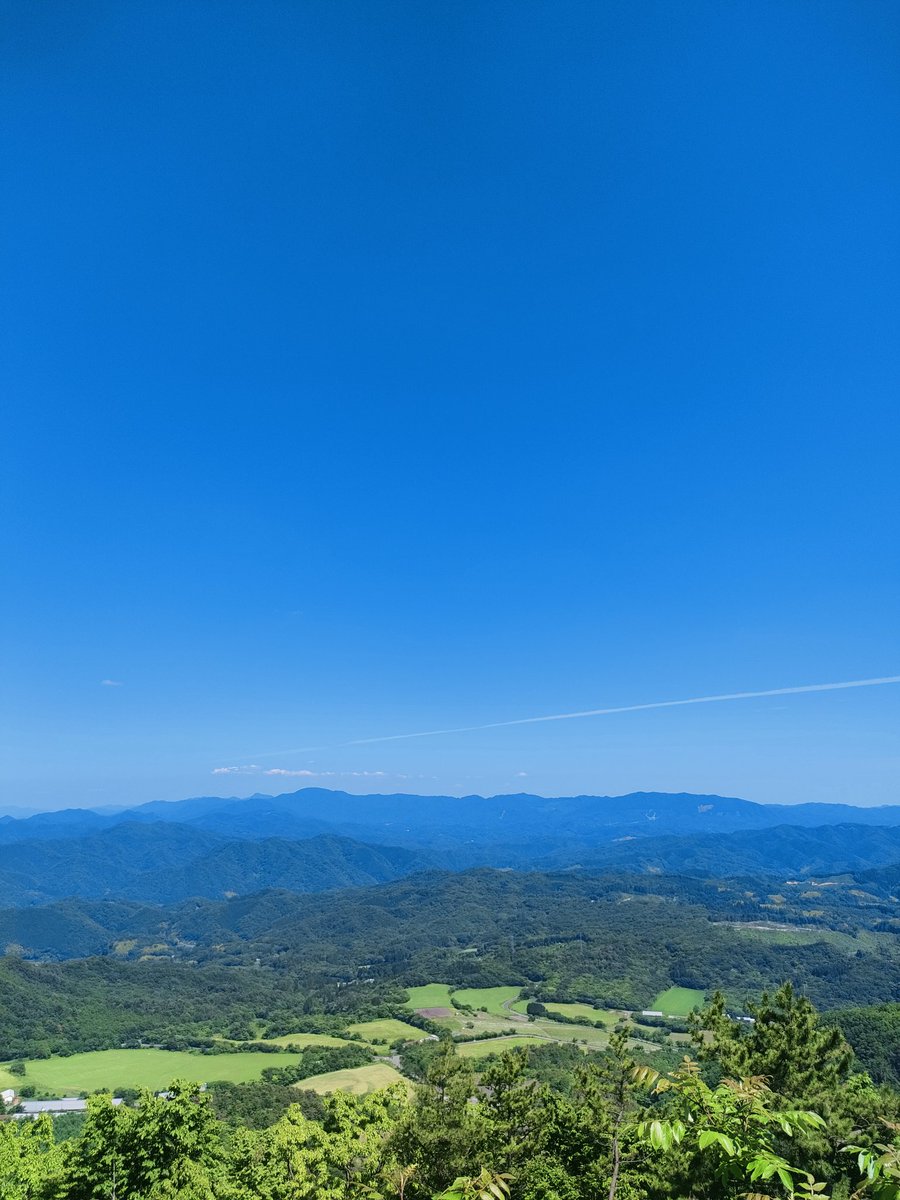 LostInSunin's tweet photo. 📍 三瓶山東の原 リフト
🗺 島根県・大田市
💬
新緑の季節を惜しみ、
最後の春を探しに三瓶山へ。
けれど、草木はすでに芽吹きの時期を過ぎ、
セミの声が響く初夏になっていた。
それでも風の中には、
まだ夏はなかった。
かすかに残る春が、
頬をなでていった。
#LostInSanin #三瓶山 #山陰 https://t.co/r4lUOKy4a9