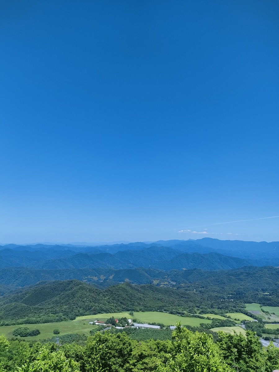 LostInSunin's tweet photo. 📍 三瓶山東の原 リフト
🗺 島根県・大田市
💬
新緑の季節を惜しみ、
最後の春を探しに三瓶山へ。
けれど、草木はすでに芽吹きの時期を過ぎ、
セミの声が響く初夏になっていた。
それでも風の中には、
まだ夏はなかった。
かすかに残る春が、
頬をなでていった。
#LostInSanin #三瓶山 #山陰 https://t.co/r4lUOKy4a9