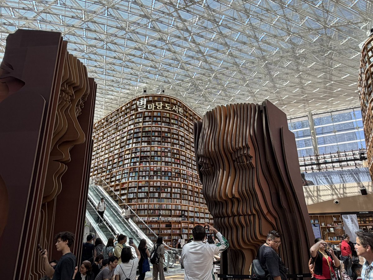 shinke99's tweet photo. ピョルマダン図書館に来れた〜。
すごい本棚がたくさんあってその間を抜けて歩いたり、エスカレーターに乗ったり楽しかったな〜。
お昼ご飯はポッサムと豆腐チゲ。
どちらもうまし😋 https://t.co/DRi1Sa7Mnh