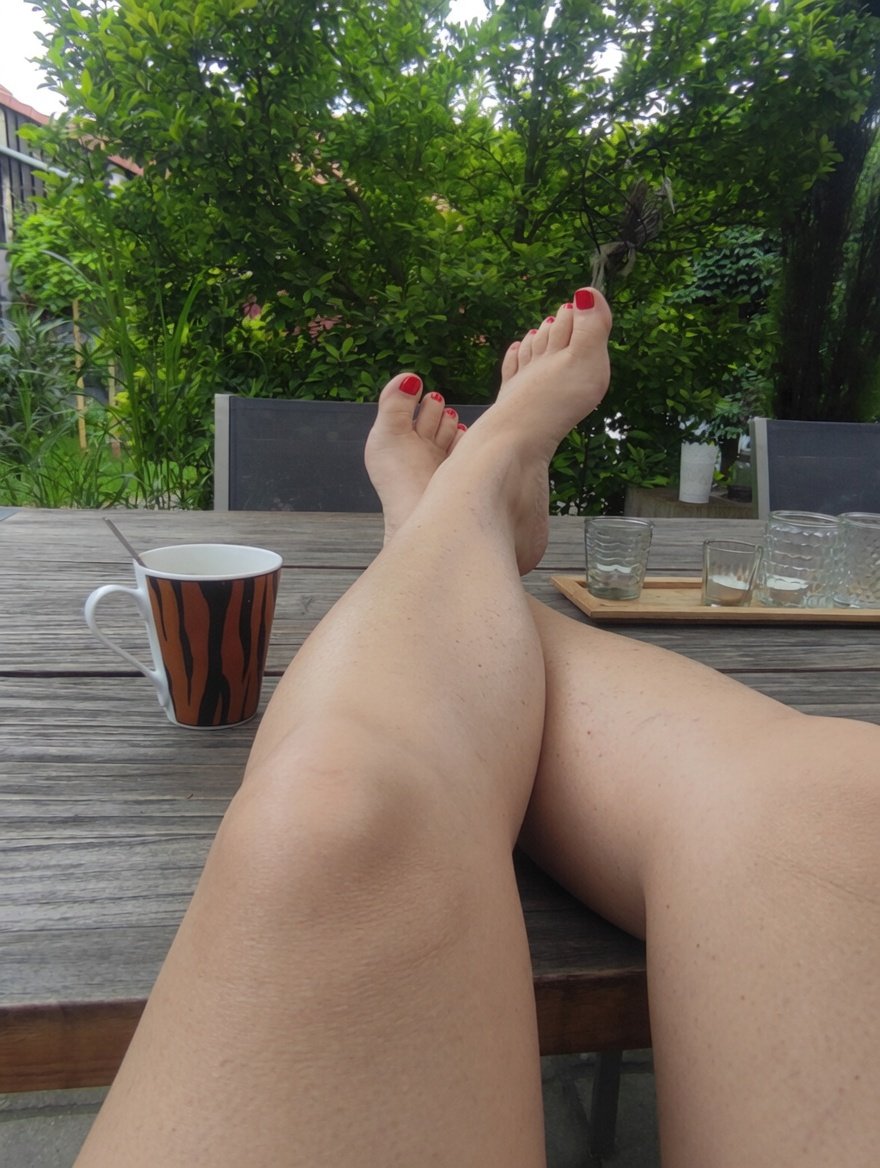 katharina_lady's tweet photo. Guten Morgen ihr jämmerlichen Minipimmels 💋

Mommy sitzt hier mit hochgelegten Beinen, frisch lackierten roten Zehen und genießt den Morgen — während eure kleinen Clits sinnlos im Käfig pochen und tropfen.

Wer von euch nutzlosen Maden füllt Mommys Tasse auf?

#Findom #femdom https://t.co/RuI5VpoSZT