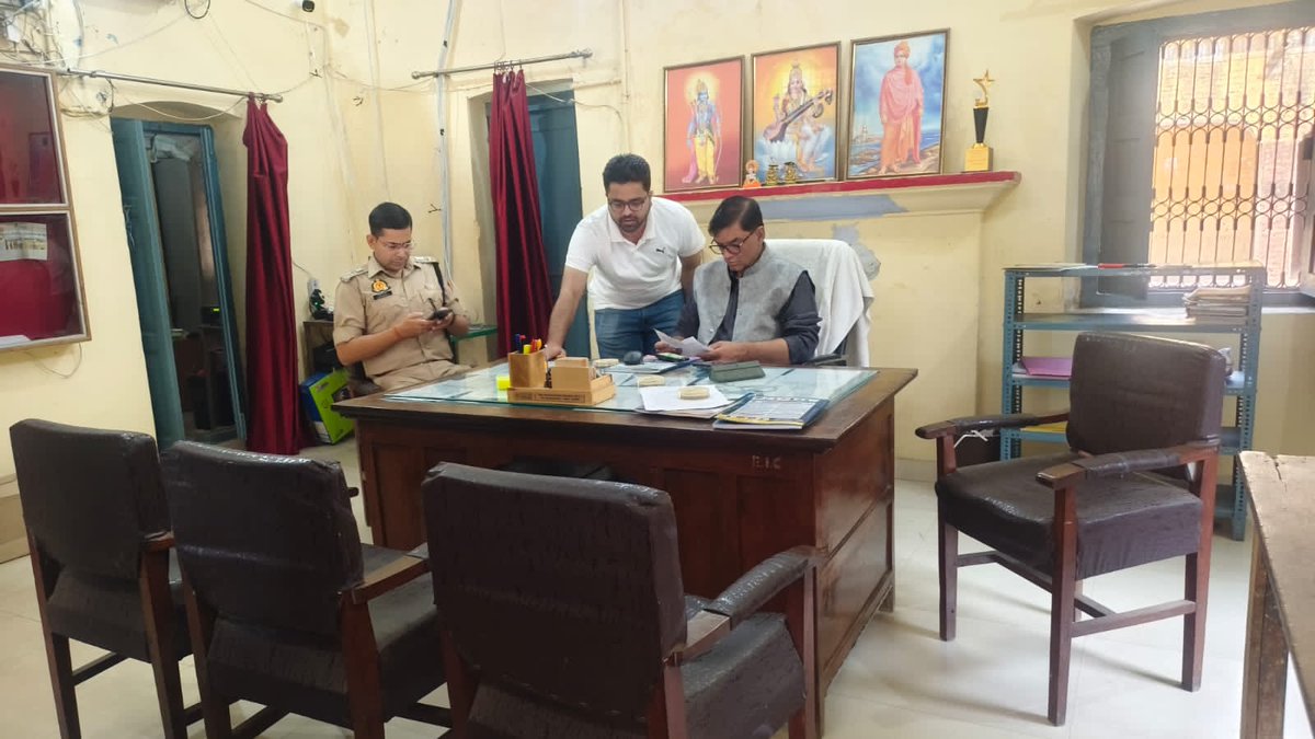 SamacharToday9's tweet photo. #Pilibhit
जिलाधिकारी ज्ञानेन्द्र सिंह व पुलिस अधीक्षक सुकीर्ति माधव ने बी0एड0 प्रवेश परीक्षा के परीक्षा केन्द्रों का औचक निरीक्षण किया,जिलाधिकारी ने ड्रमंड इंटर कॉलेज, सनातन धर्म बांके बिहारी राम इण्टर कॉलेज, राजकीय बालिका इंटर कॉलेज एवं उपाधि महाविद्यालय का निरीक्षण किया । https://t.co/sCmJO8PB0Q