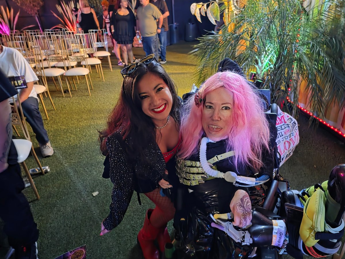 lovelilahart's tweet photo. My friend Mel came to my show tonight in San Diego! 💕💕💕 https://t.co/WIK8PzKFWN
