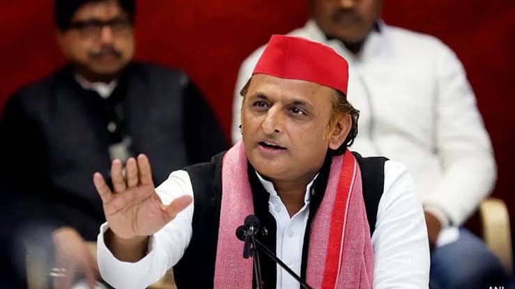 waitbutwhen's tweet photo. बीजेपी विधायक श्याम प्रकाश खुल कर बोल रहा है - 'चुनाव विकास से नहीं, बल्कि साम, दाम, दंड, भेद जैसी तिकड़मों से जीते जाते हैं और अगला चुनाव जीतने के लिए जो हो सके कर लेना'

वहीं @yadavakhilesh 10 साल से सत्ता से बाहर हैं फिर भी अपनी सरकार में हुए विकास पर वोट मांगते हैं. https://t.co/zPMLKh6qgI