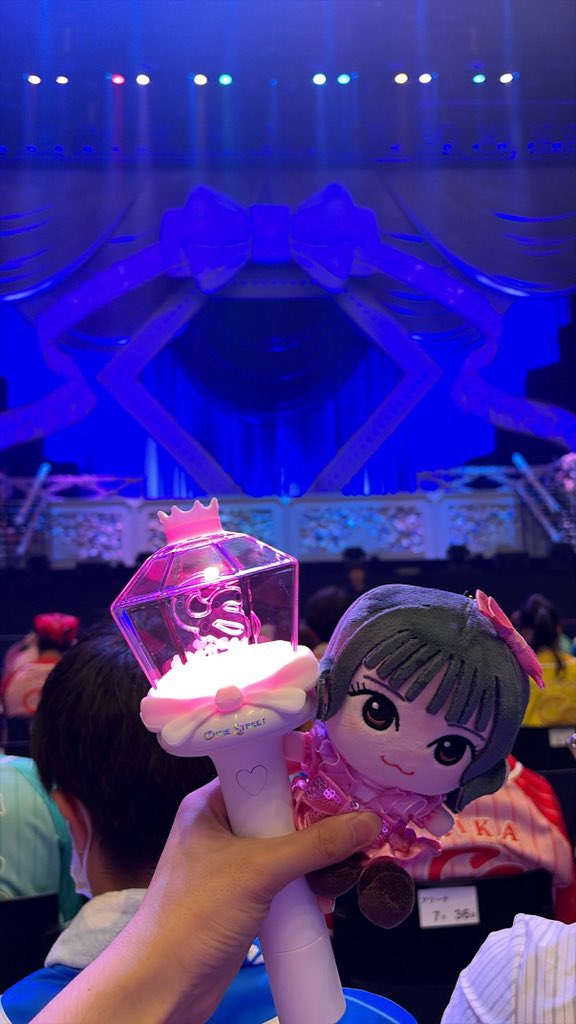 inagakida's tweet photo. めっちゃ真ん中神席！
通路から4個目だから撮可は厳しそうかな〜 https://t.co/bWCLxeNJtB