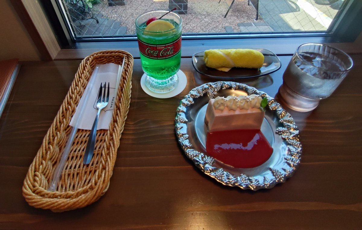 karin201620202's tweet photo. レトロ風喫茶店で、期間限定のいちごババロア🍓と定番のメロンソーダ🍈🥤と追加で喫茶店のプリン🍮です

#レトロ　#喫茶店　#いちごババロア　#メロンソーダ　#プリン　#美味しい　#懐かしい https://t.co/Fth1LSM5UB