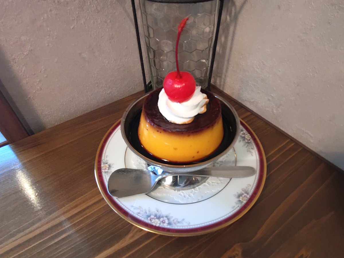 karin201620202's tweet photo. レトロ風喫茶店で、期間限定のいちごババロア🍓と定番のメロンソーダ🍈🥤と追加で喫茶店のプリン🍮です

#レトロ　#喫茶店　#いちごババロア　#メロンソーダ　#プリン　#美味しい　#懐かしい https://t.co/Fth1LSM5UB