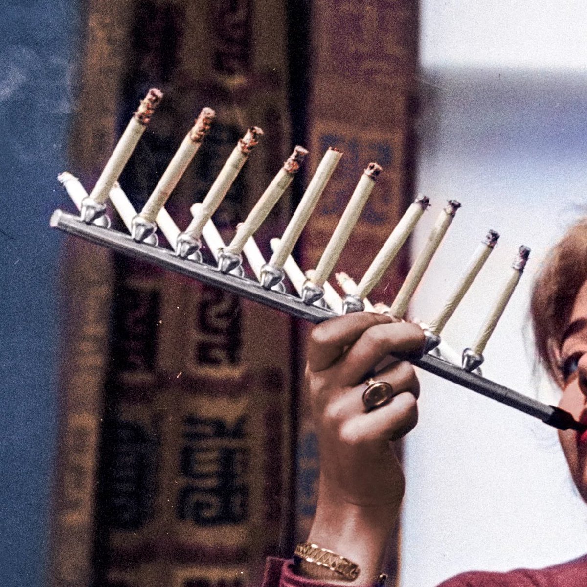 AcervoCharts's tweet photo. Em 1955, criaram um dispositivo capaz de fumar um maço inteiro de cigarros de uma só vez.

Na época, muita gente ainda acreditava que fumar fazia bem à saúde. https://t.co/UmRSKOe3nI