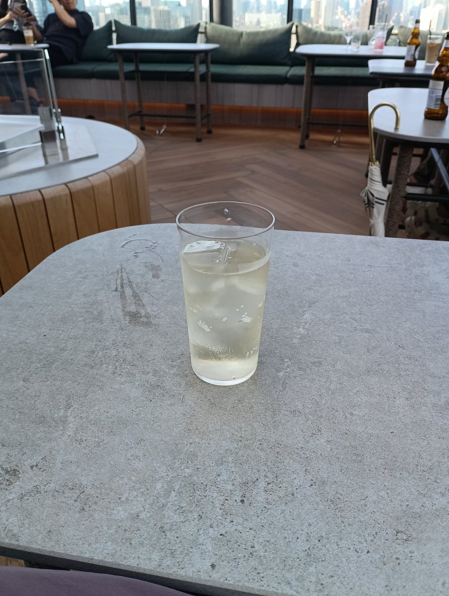 yk3's tweet photo. 全身性ワークマンコーデでおしゃれなルーフトップバーで飲んでる https://t.co/gsvU1LEWED
