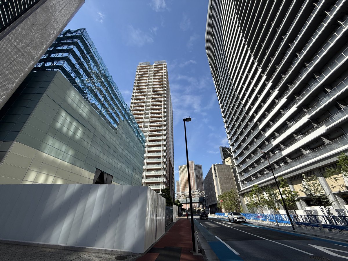 MTH_Tokyo's tweet photo. 【メモ】（仮称）港区港南３丁目計画

リビオタワー品川の西向かい側、パークタワー品川ベイワードのお隣りの解体工事は、阪神阪急不動産のマンションになるようです。

用途：共同住宅
敷地面積：1,355.76㎡
建築面積：676.06㎡
延べ面積：8,072.80㎡

階数：地上15階　地下1階
高さ：45.3m
着工予定：2027年1月4日
完了予定：2029年11月30日

長谷工施工15階建のマンションとのことで、お隣りのハーバーテラス品川（55戸・2015年築・住友不動産）と同じ階数になる。

ハーバーテラス品川は、敷地面積: 407m²；延床面積:2,750m²のようで、こちらは3倍ぐらいの規模で、「ジオ品川」になるかもわからないが、１００戸以上のマンションになりそうですね。
リビオタワー品川の西側15階ぐらいまではお見合いになってしまいます。