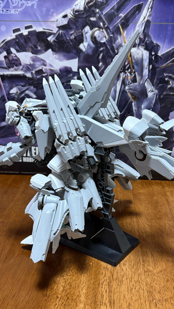 kuenzy's tweet photo. 早めに帰宅してアリュゼウスをパチ組み完了まで漕ぎ着ける
カコイイ
デカいのに緻密
目立つ黄色いアンテナはオミット
自分の中ではペーネロペーの練習機と言うより高解像度版といった趣き
この形のままミノフスキーフライトで空を舞う
#ガンダム #ガンプラ #ROBOT魂 #gundam #ganpla #ガンプラ再販 https://t.co/kxtdX6XzL9