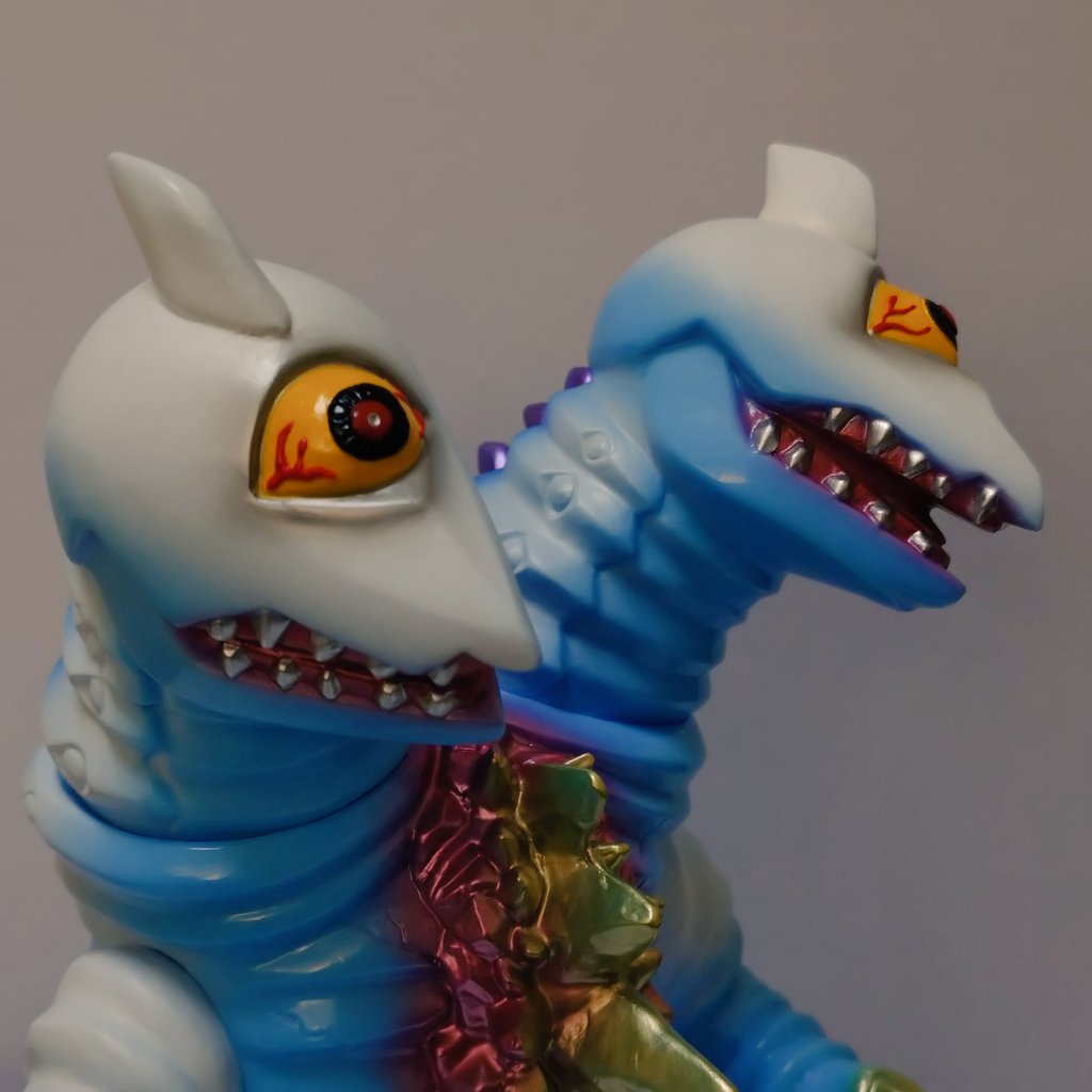 Neurotoxin1's tweet photo. エレガブさんの中性子星怪獣キロノヴァ
単眼、双頭で、融合した胴体の継ぎ目からγ線を模したトゲ？が突き出ているというすごいデザイン
思ったよりでかくて、蛇腹状の肌の手触りが気持ちいい
#エレガブ #elegab #キロノヴァ #ソフビ https://t.co/NpZVORDMJH