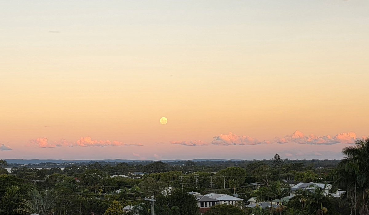TheTonyRiley's tweet photo. Moon coming up over "Minjerribah" North Stradbroke Island. #Sunset #Queensland #Australia https://t.co/DZmPXjLG36