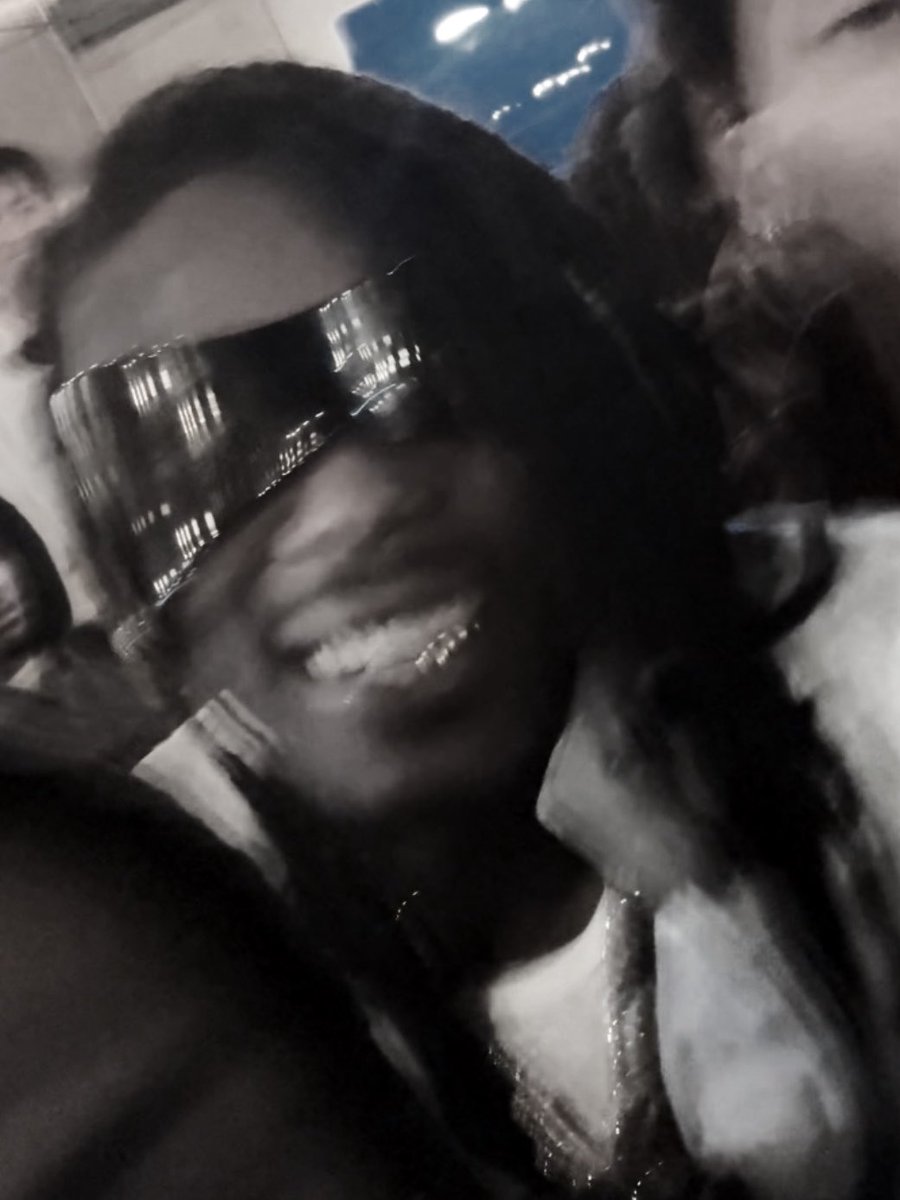 crystalcasyles's tweet photo. shut down da show but i got multiple pics w tezzus so idc https://t.co/FFDpsprRAG