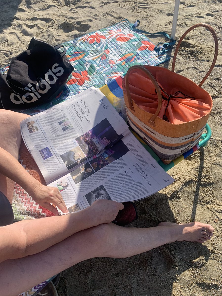 viga59's tweet photo. Spiaggia , tante persone che distrattamente portano  lo sguardo dall’orizzonte al loro smartphone illeggibile causa riflessi . Basta un quotidiano per sentirsi diversi . È la stampa , bellezza , la stampa …. https://t.co/yXMDKmuvYG