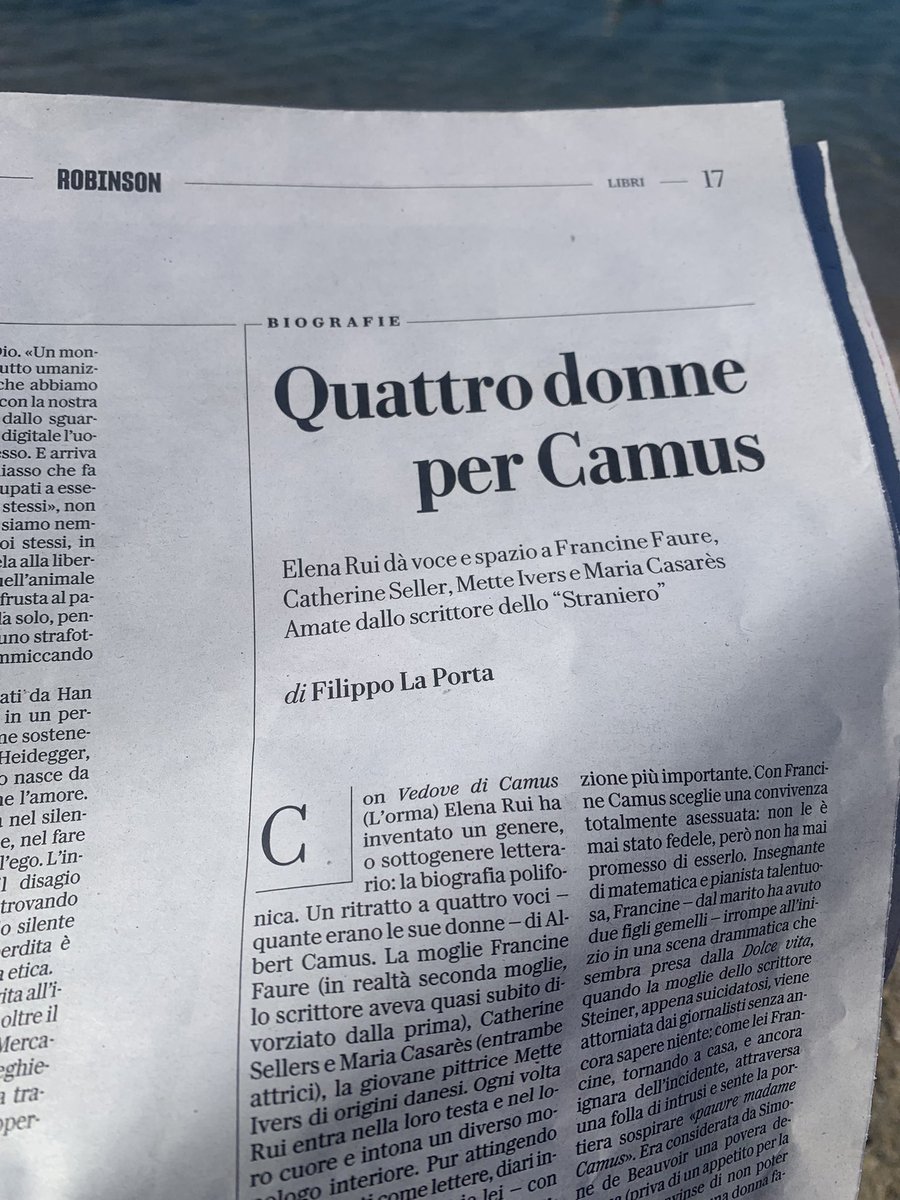 viga59's tweet photo. Spiaggia , tante persone che distrattamente portano  lo sguardo dall’orizzonte al loro smartphone illeggibile causa riflessi . Basta un quotidiano per sentirsi diversi . È la stampa , bellezza , la stampa …. https://t.co/yXMDKmuvYG