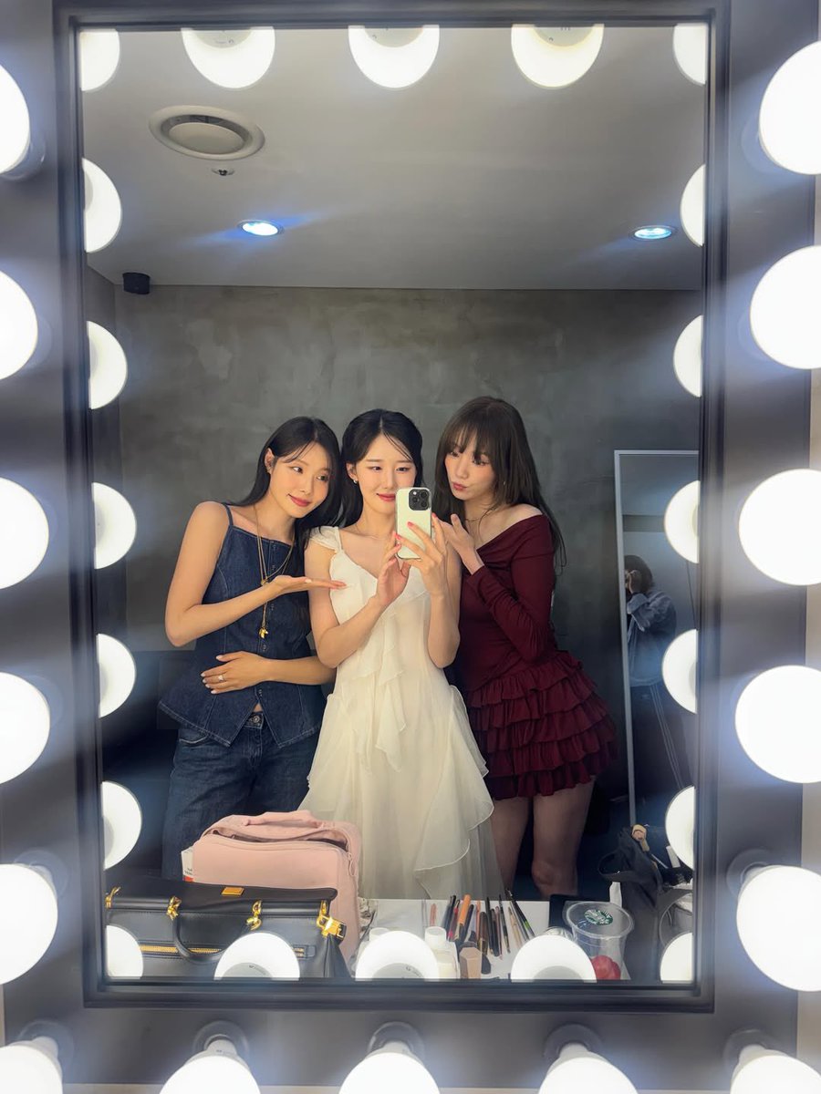 Angbyahera's tweet photo. Good to see the three Jasmines reunited at Ji Hye’s concert ❤️✨

#LeeSungKyoung #이성경 https://t.co/xjcJLXx6Q6