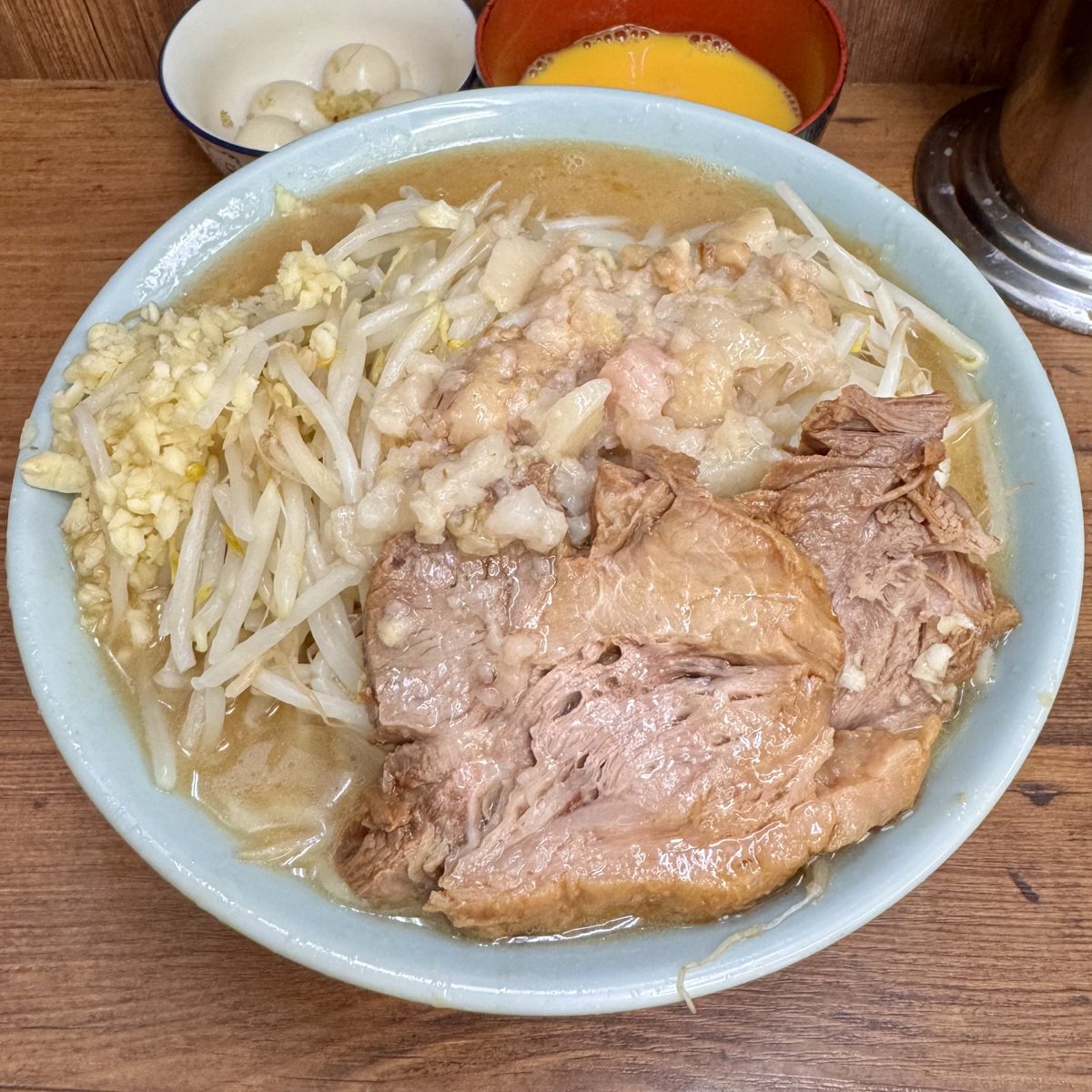 Jiro_diary's tweet photo. 2026.05.31
ラーメン二郎 池袋東口店
ラーメン+うずら玉子+生卵×2

5月の締めは今年最初で最後のイケジ。

池袋二郎に足繁く通っていた
2017年頃より確実に美味いはずなのに
感動しないのは…なぜだろう？

営業時間短縮の影響もあり
訪問の心理的ハードルが上がり
今は気軽に行く場所ではなくなった… https://t.co/Pe1pGHnt05