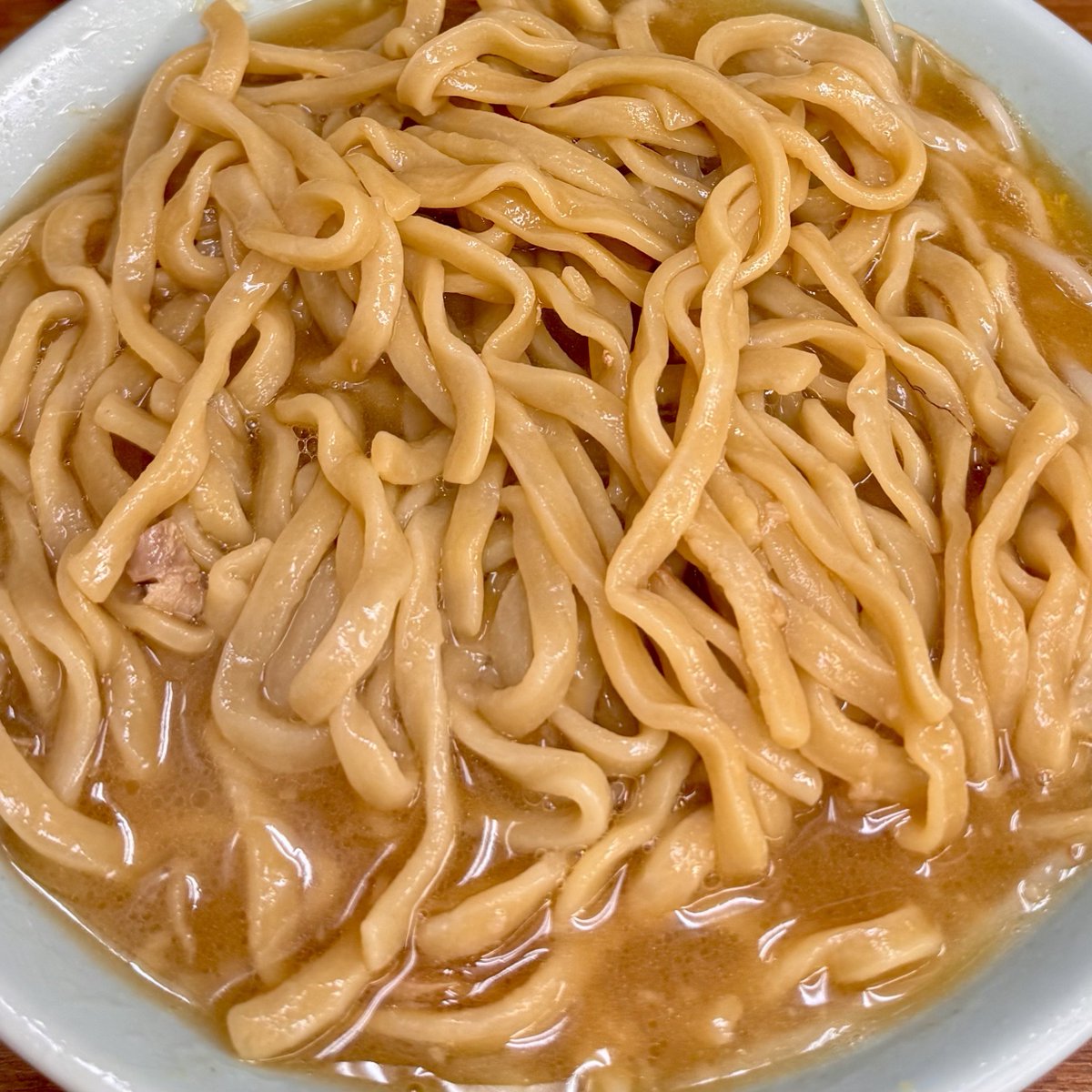 Jiro_diary's tweet photo. 2026.05.31
ラーメン二郎 池袋東口店
ラーメン+うずら玉子+生卵×2

5月の締めは今年最初で最後のイケジ。

池袋二郎に足繁く通っていた
2017年頃より確実に美味いはずなのに
感動しないのは…なぜだろう？

営業時間短縮の影響もあり
訪問の心理的ハードルが上がり
今は気軽に行く場所ではなくなった… https://t.co/Pe1pGHnt05