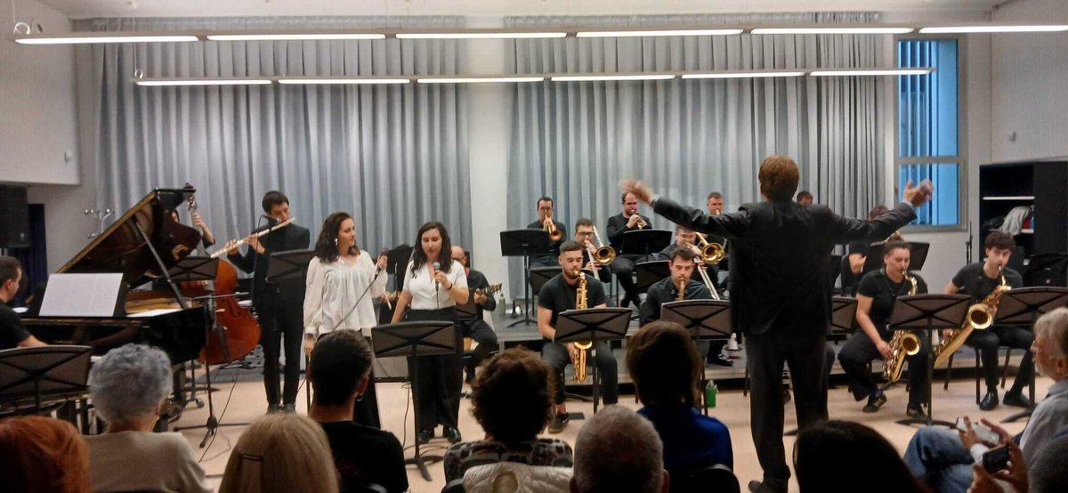 CSMN_Navarra's tweet photo. 🎷✨ Así vivimos el concierto de la Big Band del CSMN del pasado 12 de mayo✨🎶

🎼🔥Gracias a tod@s por acompañarnos y hacer posible una tarde de música inolvidable. ❤️

✨ Y una mención especial a nuestro director Iñaki Ascunze, por su dedicación y guía.

@educacion_na https://t.co/Iviz8G8K8A